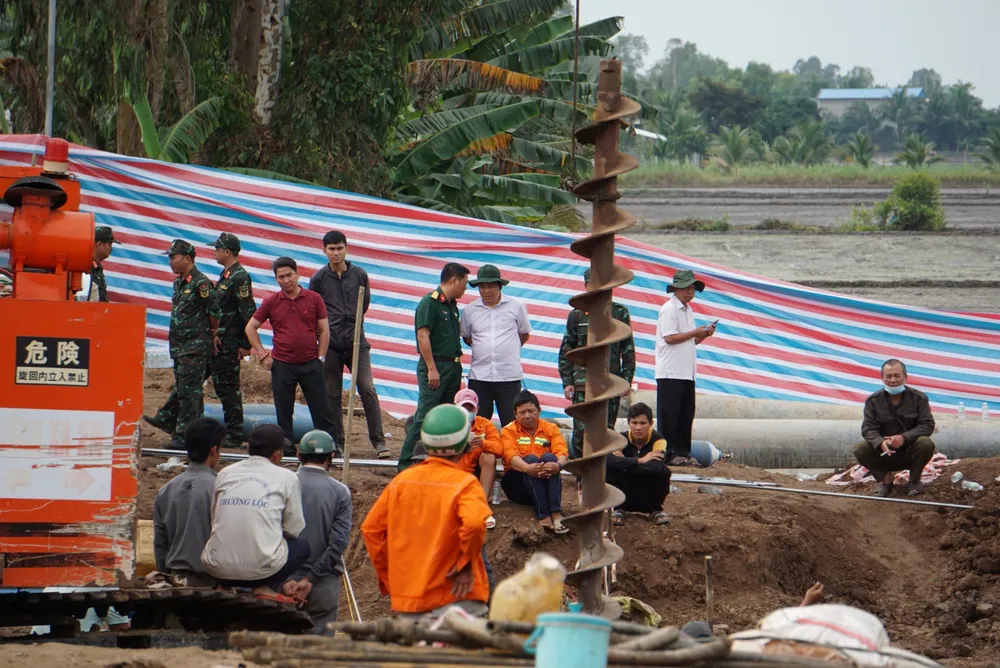 Dự kiến đêm nay sẽ hoàn tất giải cứu bé rơi vào ống trụ bê tông sâu 35 m ảnh 16 Dự kiến đêm nay sẽ hoàn tất giải cứu bé rơi vào ống trụ bê tông sâu 35 m ảnh 16