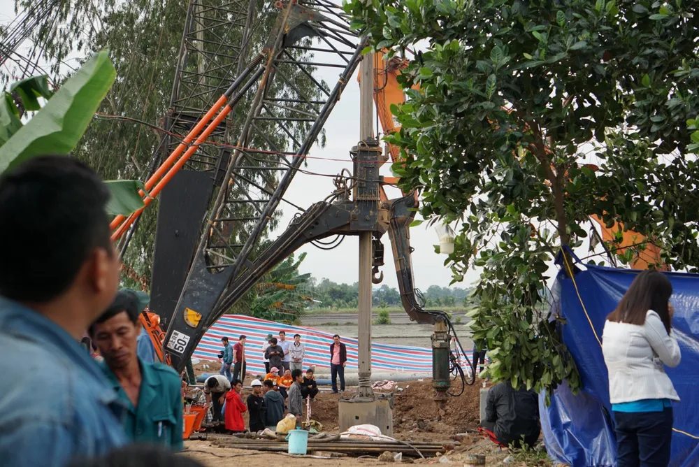 Dự kiến đêm nay sẽ hoàn tất giải cứu bé rơi vào ống trụ bê tông sâu 35 m ảnh 13 Dự kiến đêm nay sẽ hoàn tất giải cứu bé rơi vào ống trụ bê tông sâu 35 m ảnh 13