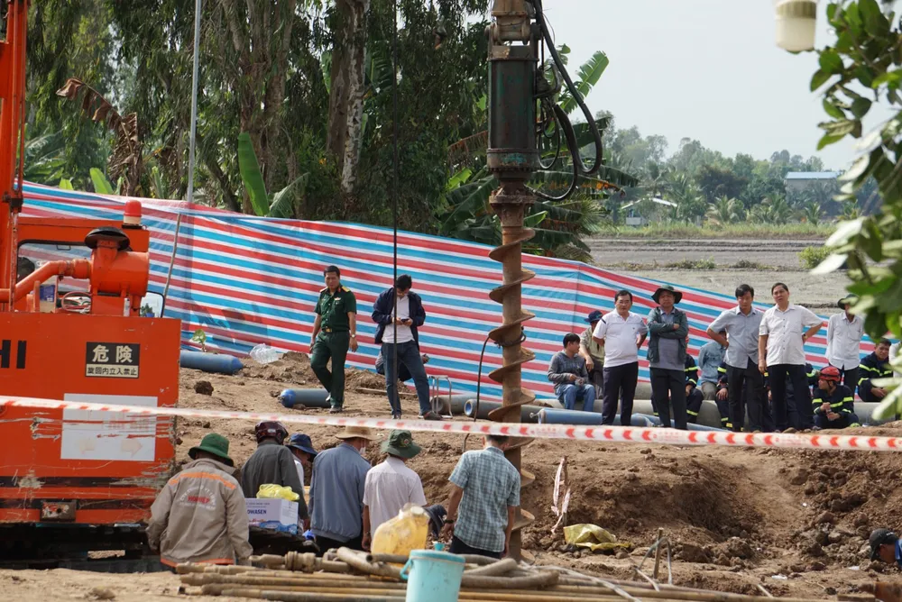 Dự kiến đêm nay sẽ hoàn tất giải cứu bé rơi vào ống trụ bê tông sâu 35 m ảnh 17 Dự kiến đêm nay sẽ hoàn tất giải cứu bé rơi vào ống trụ bê tông sâu 35 m ảnh 17