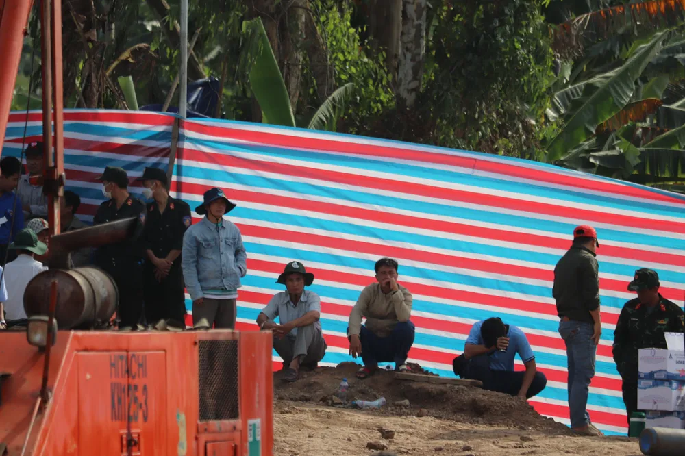 Dự kiến đêm nay sẽ hoàn tất giải cứu bé rơi vào ống trụ bê tông sâu 35 m ảnh 49 Dự kiến đêm nay sẽ hoàn tất giải cứu bé rơi vào ống trụ bê tông sâu 35 m ảnh 49