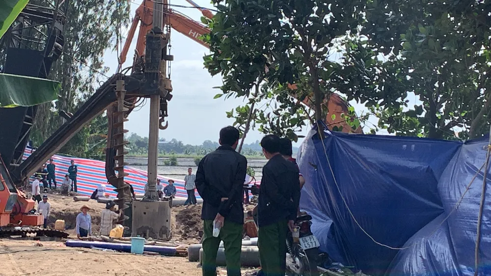 Mũi khoan tăng cường chuẩn bị khoan xuống. Mũi khoan tăng cường chuẩn bị khoan xuống.