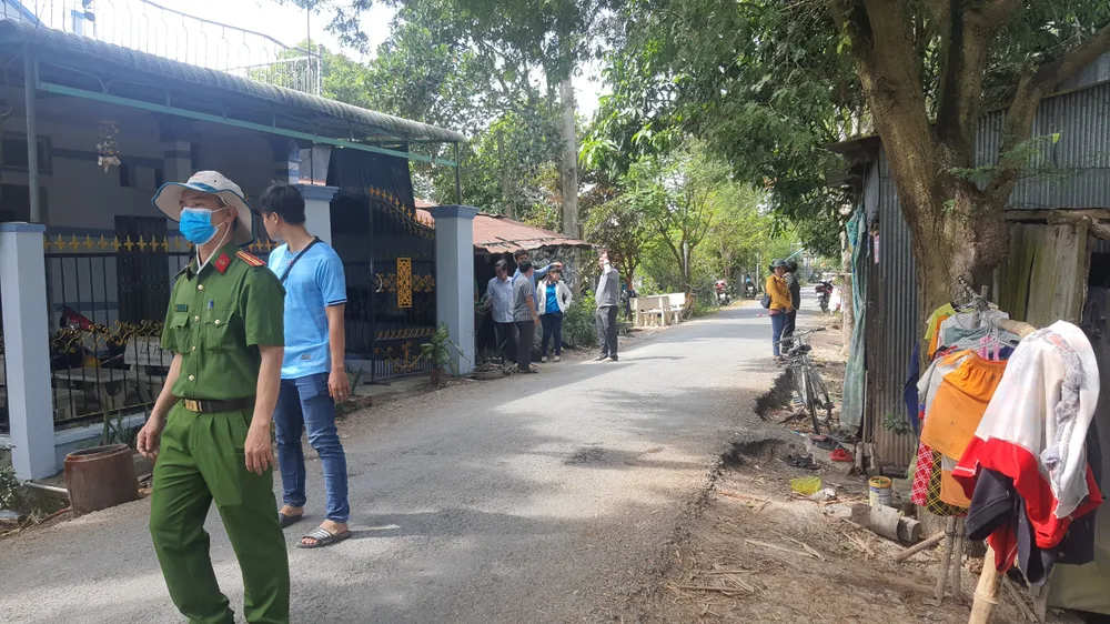 Lãnh đạo tỉnh đến gia đình cháu bé để thăm hỏi, động viên. Lãnh đạo tỉnh đến gia đình cháu bé để thăm hỏi, động viên.