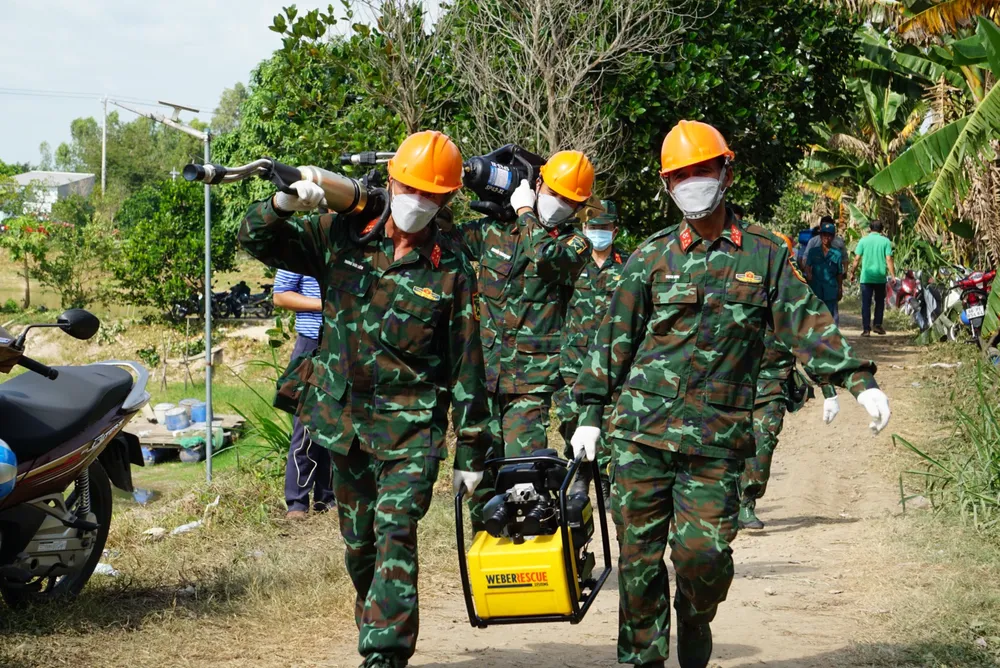 14 giờ 30 lực lượng hỗ trợ Công Binh đã đưa nhiều thiết bị vào hỗ trợ công tác giải cứu bé trai. 14 giờ 30 lực lượng hỗ trợ Công Binh đã đưa nhiều thiết bị vào hỗ trợ công tác giải cứu bé trai.