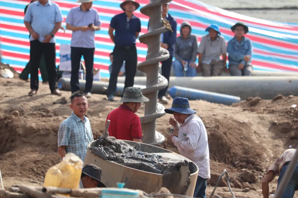 Mọi người đều đang hướng về nơi xảy ra sự cố đáng tiếc. Mọi người đều đang hướng về nơi xảy ra sự cố đáng tiếc.