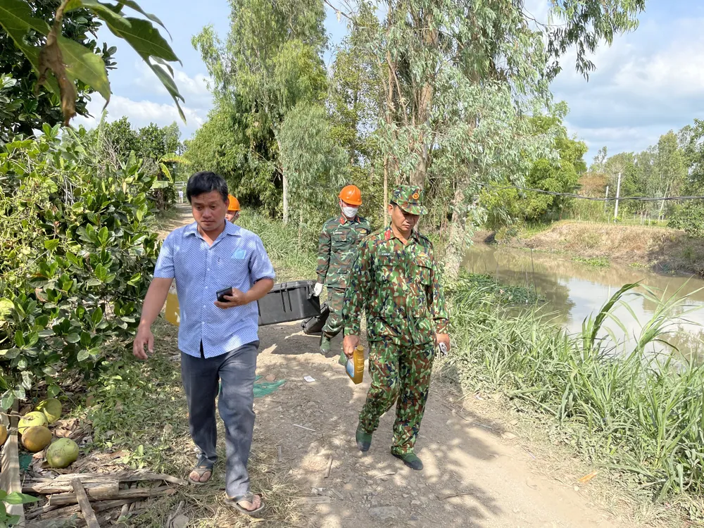 Lực lượng của Quân khu 9 được cử đến hỗ trợ việc giải cứu cháu bé. Lực lượng của Quân khu 9 được cử đến hỗ trợ việc giải cứu cháu bé.