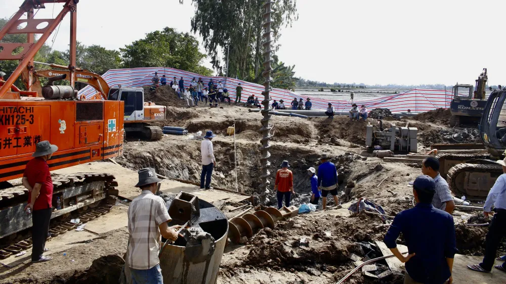 Dự kiến đêm nay sẽ hoàn tất giải cứu bé rơi vào ống trụ bê tông sâu 35 m ảnh 50 Dự kiến đêm nay sẽ hoàn tất giải cứu bé rơi vào ống trụ bê tông sâu 35 m ảnh 50