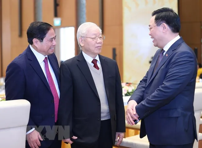 Tổng Bí thư Nguyễn Phú Trọng trao đổi với Thủ tướng Phạm Minh Chính và Chủ tịch Quốc hội Vương Đình Huệ tại hội nghị. Ảnh: TTXVN Tổng Bí thư Nguyễn Phú Trọng trao đổi với Thủ tướng Phạm Minh Chính và Chủ tịch Quốc hội Vương Đình Huệ tại hội nghị. Ảnh: TTXVN