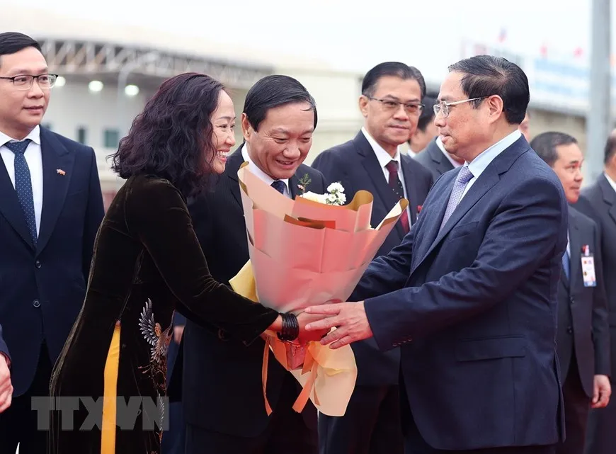 Cán bộ, nhân viên Đại sứ quán và đại diện kiều bào Việt Nam tại Lào đón Thủ tướng Phạm Minh Chính và Đoàn đại biểu cấp cao Việt Nam. Ảnh: TTXVN Cán bộ, nhân viên Đại sứ quán và đại diện kiều bào Việt Nam tại Lào đón Thủ tướng Phạm Minh Chính và Đoàn đại biểu cấp cao Việt Nam. Ảnh: TTXVN