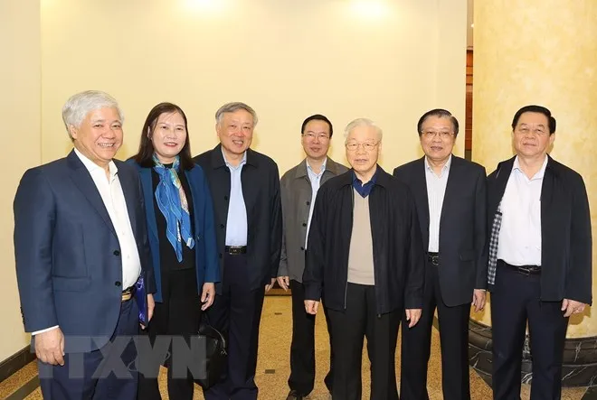 Tổng Bí thư Nguyễn Phú Trọng với các thành viên Ban Chỉ đạo dự phiên họp. Ảnh: TTXVN