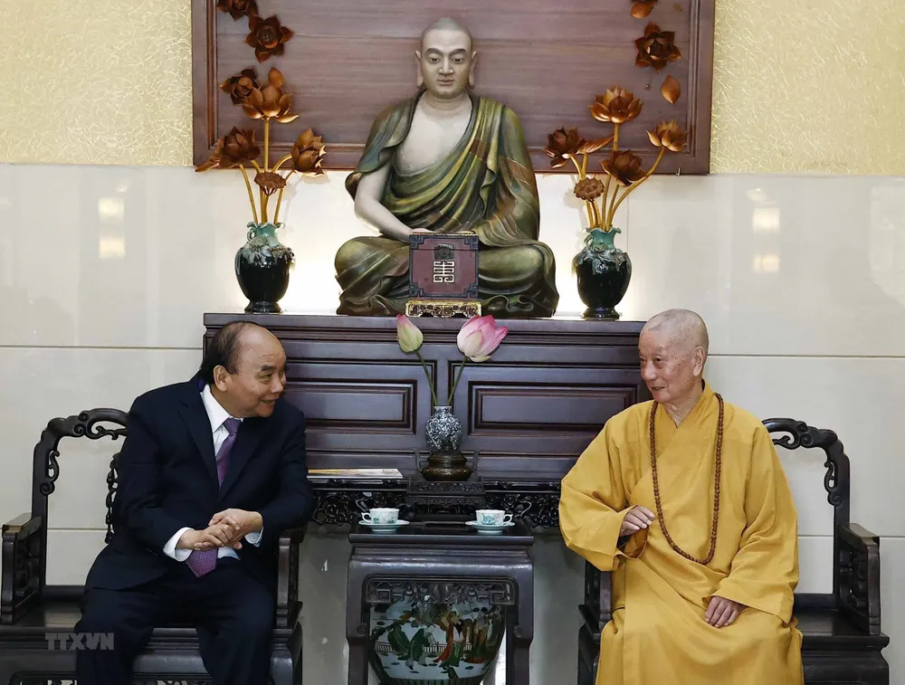 Chủ tịch nước Nguyễn Xuân Phúc chúc Tết Pháp chủ Giáo hội Phật giáo Việt Nam Thích Trí Quảng. Ảnh: TTXVN