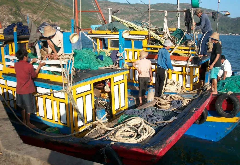 Những ngư dân đang chuẩn bị cho những chuyến đánh bắt xa bờ. Ảnh: MINH THU Những ngư dân đang chuẩn bị cho những chuyến đánh bắt xa bờ. Ảnh: MINH THU