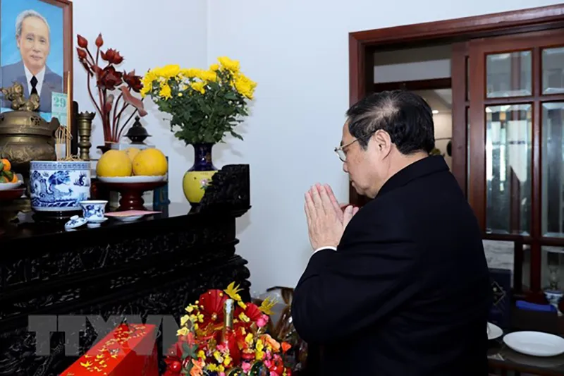 Thủ tướng Phạm Minh Chính dâng hương tưởng nhớ cố Thủ tướng Phạm Văn Đồng. Ảnh: TTXVN