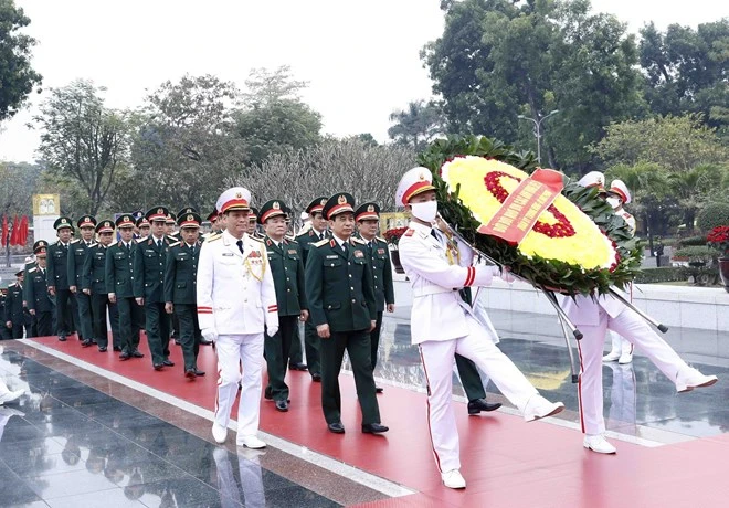 Đoàn đại biểu Quân ủy Trung ương-Bộ Quốc phòng đặt vòng hoa tưởng niệm các Anh hùng liệt sỹ. Ảnh: TTXVN