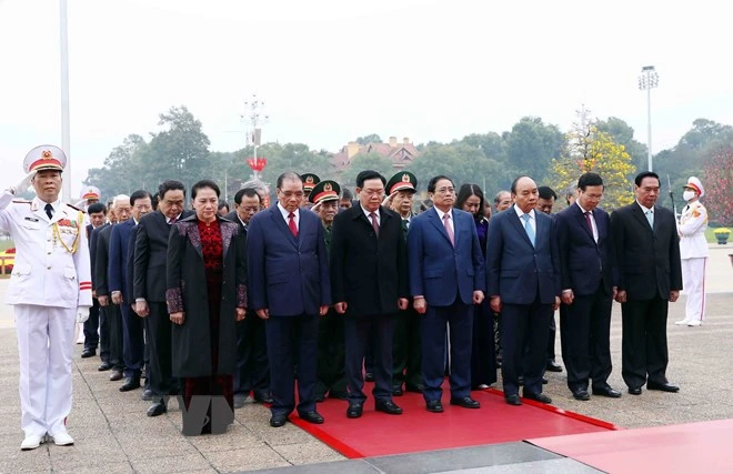 Các lãnh đạo, nguyên lãnh đạo Đảng, Nhà nước và Mặt trận Tổ quốc Việt Nam vào Lăng viếng Chủ tịch Hồ Chí Minh. Ảnh: TTXVN