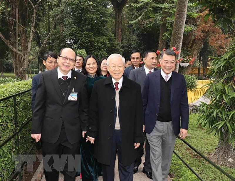 Tổng Bí thư Nguyễn Phú Trọng trò chuyện với cán bộ, nhân viên Khu di tích Chủ tịch Hồ Chí Minh ở Phủ Chủ tịch. Ảnh: TTXVN