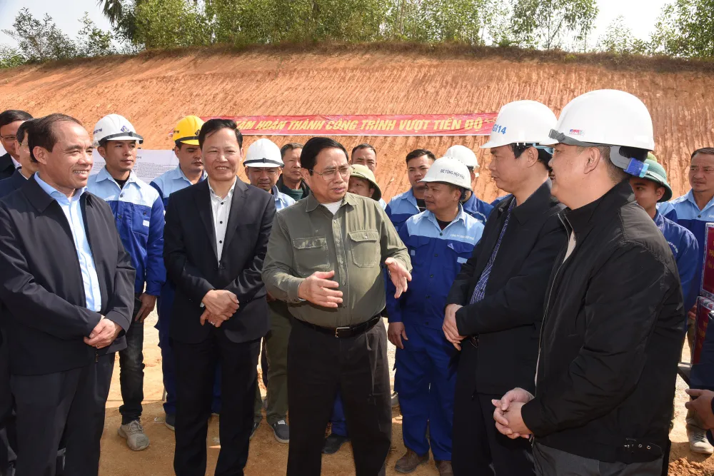 Thủ tướng Phạm Minh Chính nhấn mạnh việc thi công phải bảo đảm chất lượng, tiến độ, bảo đảm an toàn lao động cho công nhân trên công trường... Ảnh: VGP