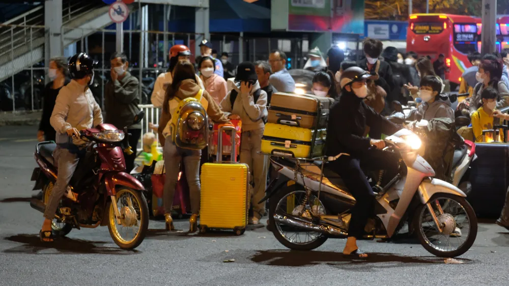 Ngay từ mùng 5 Tết, một lượng lớn người dân từ các tỉnh đã quay trở lại TP.HCM để chuẩn bị cho công việc. Ảnh: ĐC Ngay từ mùng 5 Tết, một lượng lớn người dân từ các tỉnh đã quay trở lại TP.HCM để chuẩn bị cho công việc. Ảnh: ĐC