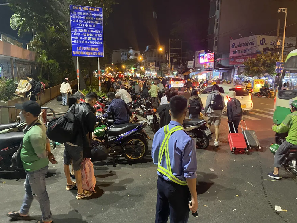 Hành khách xuống bến xe miền Đông đứng bắt taxi, xe ôm khiến khu vực bến xe bị ùn tắc. Ảnh: ĐC Hành khách xuống bến xe miền Đông đứng bắt taxi, xe ôm khiến khu vực bến xe bị ùn tắc. Ảnh: ĐC