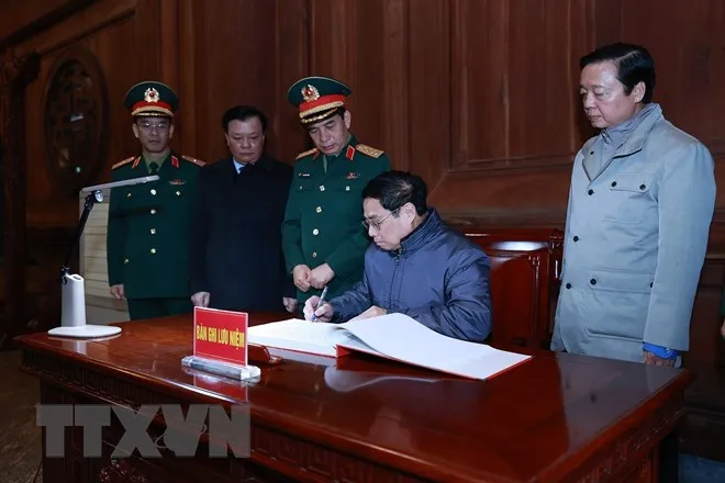 Thủ tướng Phạm Minh Chính ghi sổ lưu niệm tại Khu di tích K9. Ảnh: TTXVN Thủ tướng Phạm Minh Chính ghi sổ lưu niệm tại Khu di tích K9. Ảnh: TTXVN