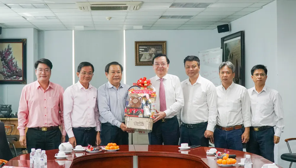 Lãnh đạo Ban Tuyên giáo Thành ủy TP.HCM tặng quà báo Pháp Luật TP.HCM. Ảnh: QUỐC VŨ Lãnh đạo Ban Tuyên giáo Thành ủy TP.HCM tặng quà báo Pháp Luật TP.HCM. Ảnh: QUỐC VŨ