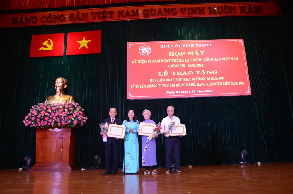 Các đảng viên cao tuổi quận Bình Thạnh nhận huy hiệu Đảng nhân kỷ niệm 93 năm ngày thành lập Đảng 3-2. Ảnh: NGUYỄN YÊN