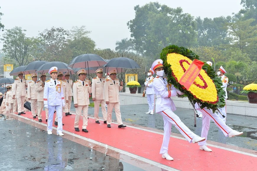 Đoàn đại biểu Đảng uỷ Công an Trung ương, Bộ Công an đặt vòng hoa tưởng niệm các Anh hùng, liệt sĩ. Ảnh: TTXVN