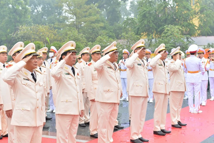 Đoàn đại biểu Đảng uỷ Công an Trung ương, Bộ Công an tưởng niệm các Anh hùng, liệt sĩ. Ảnh: TTXVN