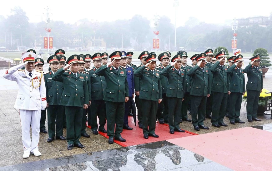 Đoàn đại biểu Quân ủy Trung ương, Bộ Quốc phòng tưởng niệm Chủ tịch Hồ Chí Minh. Ảnh: TTXVN