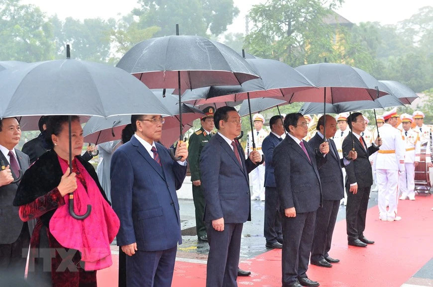 Các lãnh đạo, nguyên lãnh đạo Đảng, Nhà nước tưởng niệm các Anh hùng, liệt sĩ. Ảnh: TTXVN