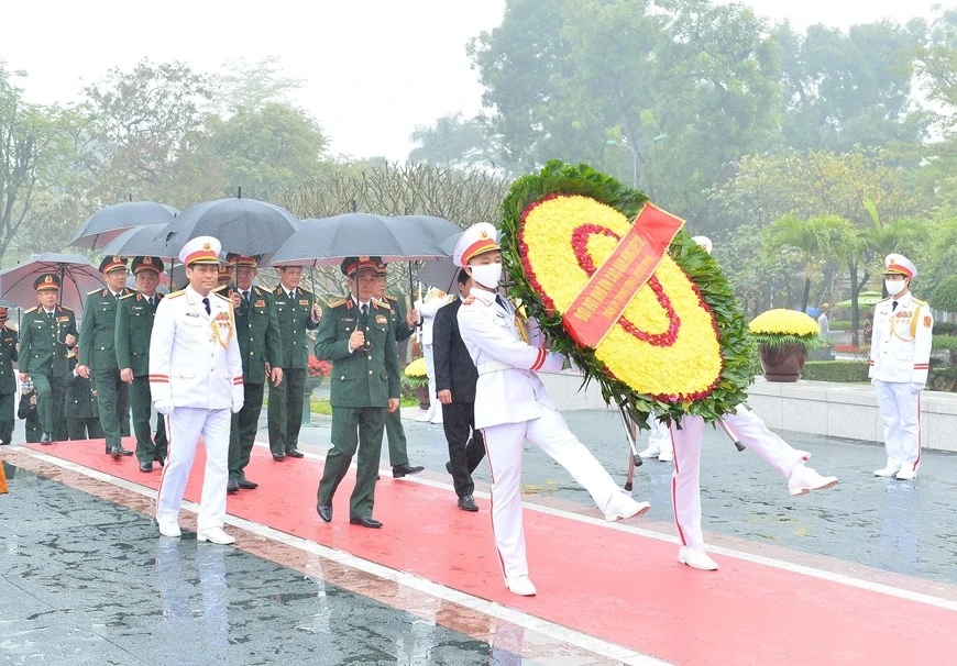 Đoàn đại biểu Quân uỷ Trung ương, Bộ Quốc phòng đến đặt vòng hoa tưởng niệm các Anh hùng, liệt sĩ. Ảnh: TTXVN