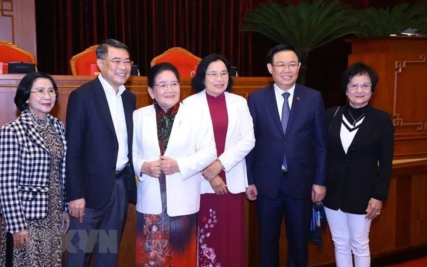 Chủ tịch Vương Đình Huệ cùng các đại biểu. Ảnh: TTXVN