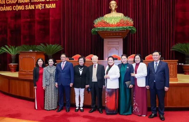 Tổng Bí thư Nguyễn Phú Trọng, Thủ tướng Phạm Minh Chính, Chủ tịch Quốc hội Vương Đình Huệ chụp ảnh lưu niệm cùng các nữ đại biểu tham dự Hội nghị. Ảnh: VGP