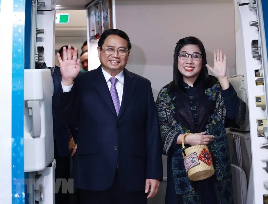 Thủ tướng Phạm Minh Chính và phu nhân đến Singapore. Ảnh: TTXVN Thủ tướng Phạm Minh Chính và phu nhân đến Singapore. Ảnh: TTXVN