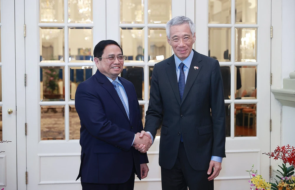 Thủ tướng Singapore Lý Hiển Long đón Thủ tướng Phạm Minh Chính. Ảnh: VGP