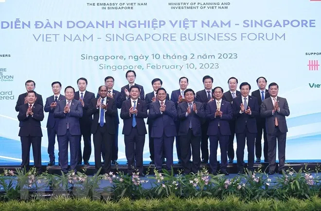 Thủ tướng Phạm Minh Chính cùng các đại biểu hai nước tại Diễn đàn doanh nghiệp Việt Nam - Singapore. Ảnh: TTXVN