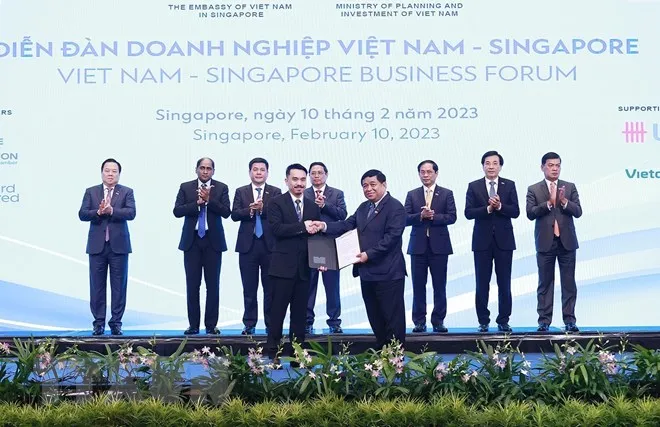 Thủ tướng Phạm Minh Chính chứng kiến thỏa thuận hợp tác giữa các cơ quan và doanh nghiệp hai nước. Ảnh: TTXVN