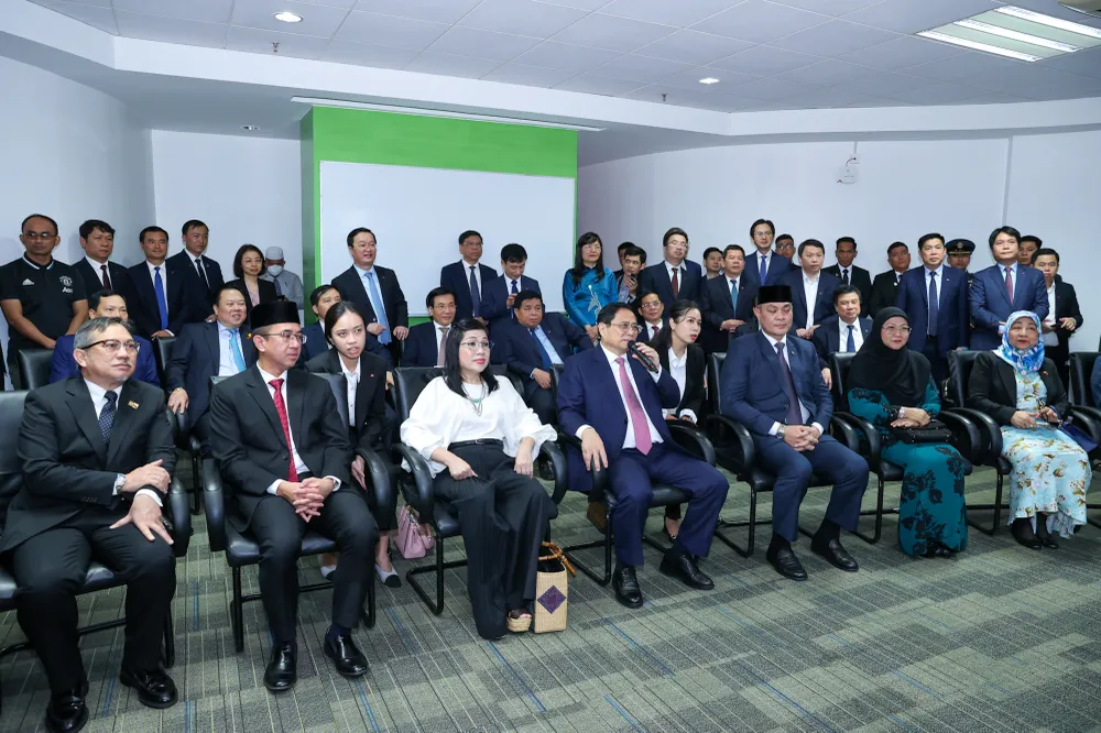 Thủ tướng cảm ơn các giảng viên Brunei đã sang Việt Nam làm việc, truyền thụ kiến thức cho sinh viên, góp phần thúc đẩy quan hệ hai nước về mọi mặt, trong đó có lĩnh vực giáo dục và đào tạo. Ảnh: VGP