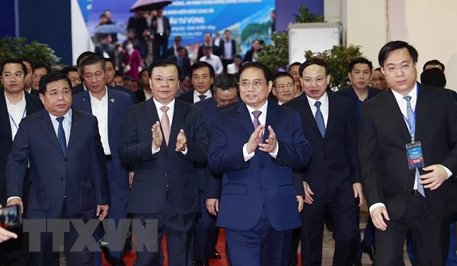 Thủ tướng Phạm Minh Chính và các đại biểu đến dự Hội nghị triển khai Chương trình hành động của Chính phủ về phát triển vùng Đồng bằng sông Hồng. Ảnh: TTXVN