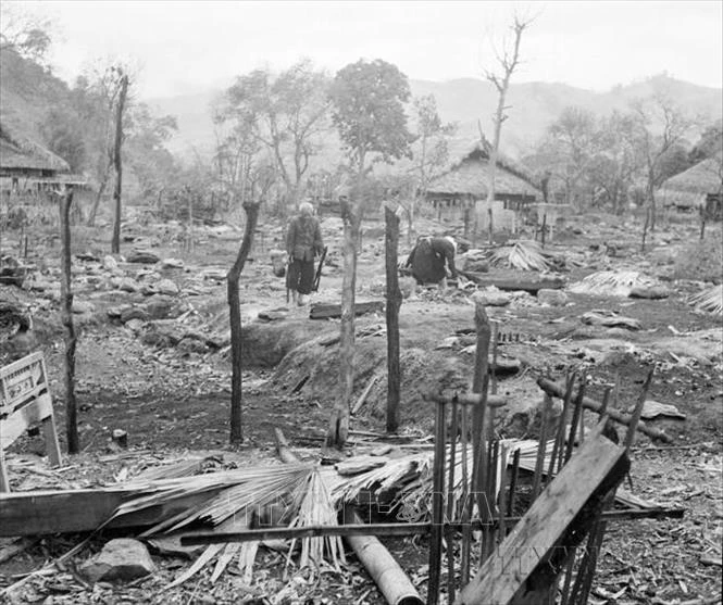 Nhà cửa của đồng bào bản Hạ, xã Phương Độ, huyện Vị Xuyên, tỉnh Hà Tuyên bị đạn pháo địch tàn phá.