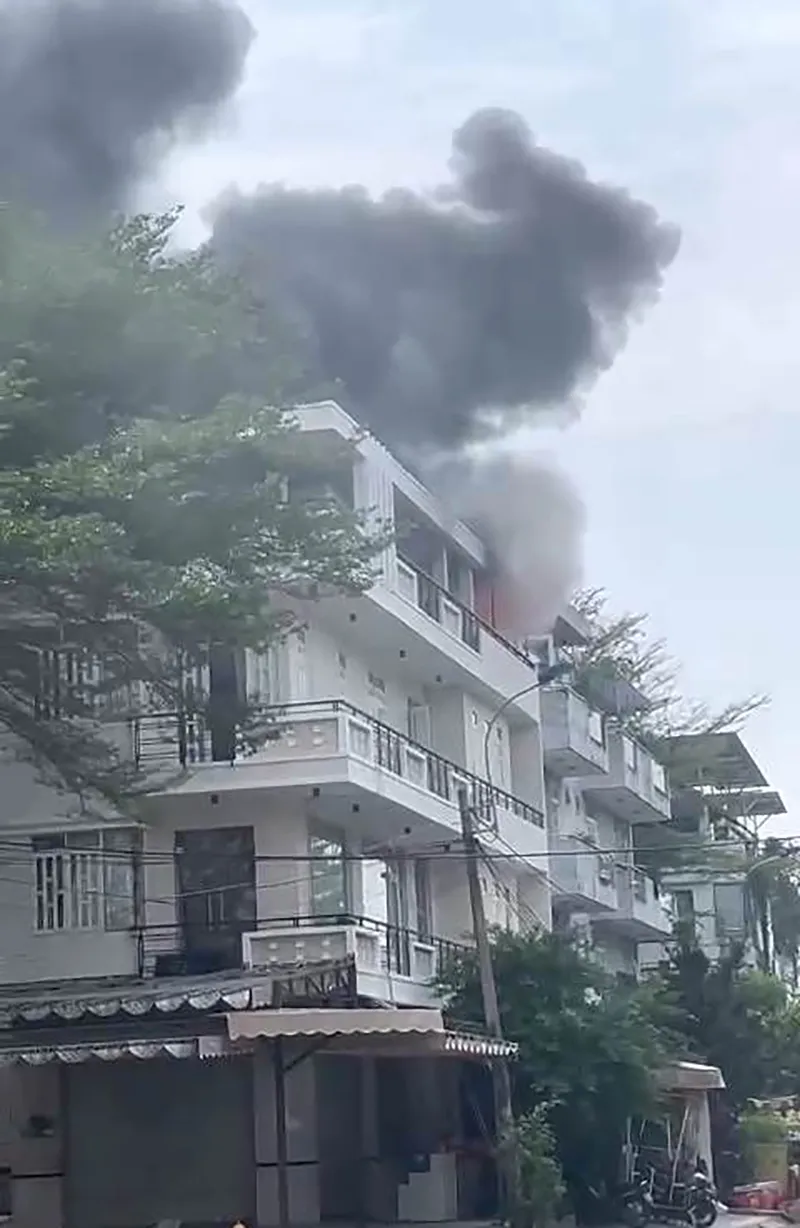 Khói đen bốc lên từ tầng 3 căn nhà cũng là cửa hàng khăn giấy ở quận 8. Ảnh: ĐC