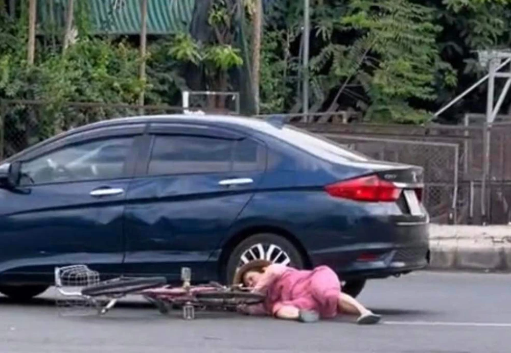 Do đi lạng lách, chạy ngược chiều nên xe của bà V đã xảy ra va chạm với một ô tô khác. Ảnh: Cắt từ clip