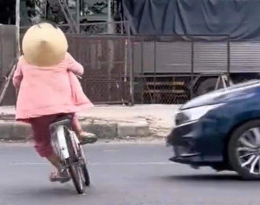 Hình ảnh bà V đi xe đạp lạng lách trên đường Nguyễn Văn Linh. Ảnh: Cắt từ clip