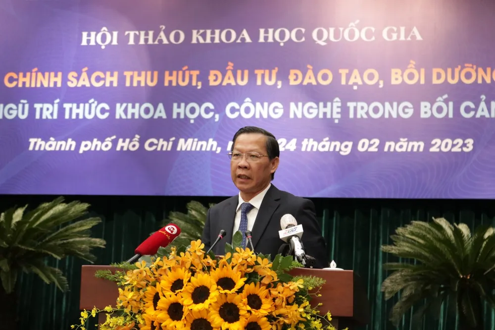 Chủ tịch UBND TP.HCM Phan Văn Mãi nêu ý kiến tại hội thảo. Ảnh: THANH TUYỀN