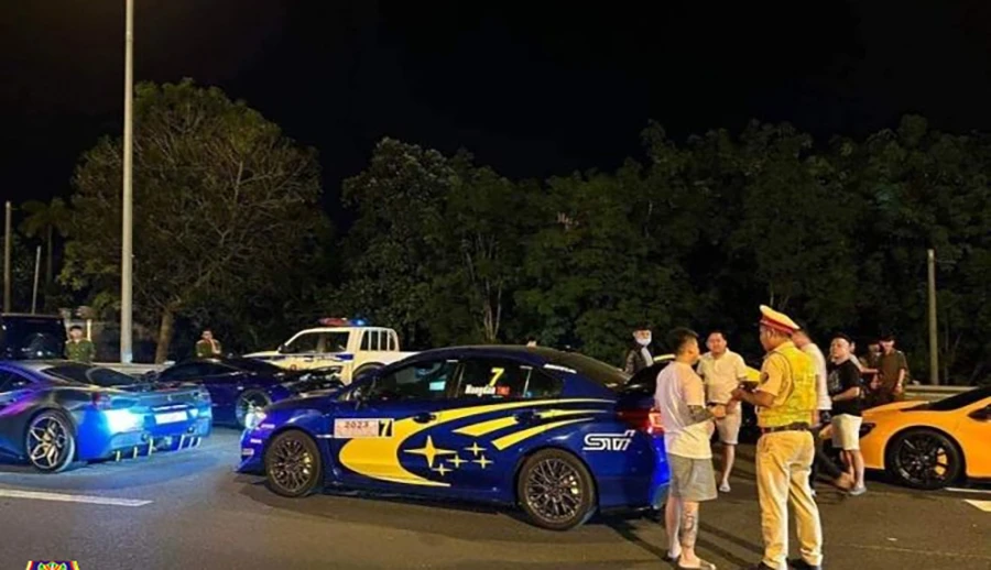 Lực lượng chức năng phát hiện hàng loạt vi phạm của dàn siêu xe. Ảnh: C08