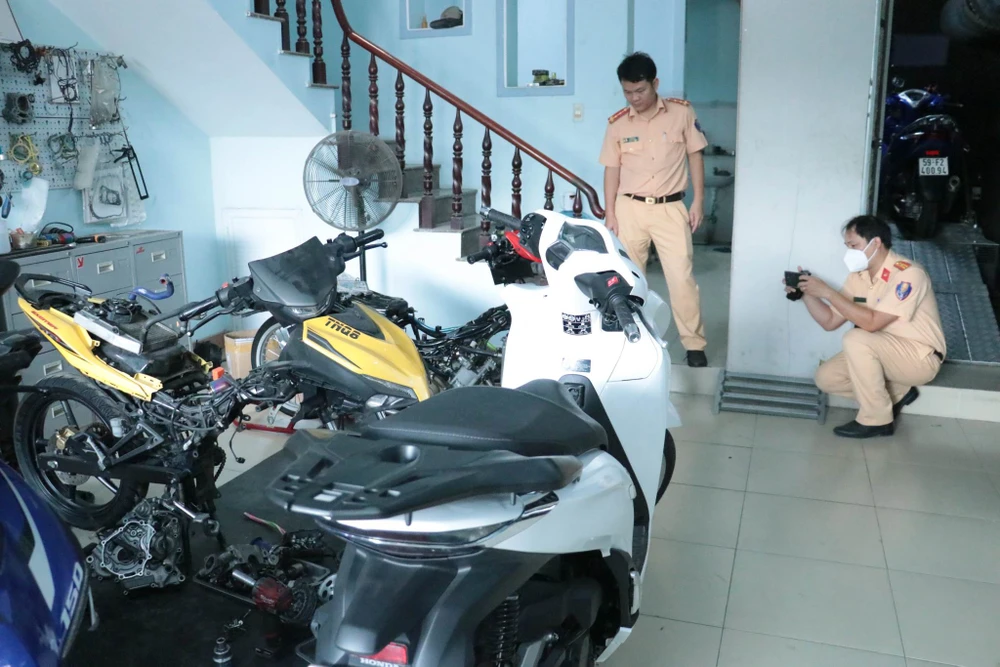 CSGT Công an TP.HCM kiểm tra và phát hiện nhiều vi phạm tại các tiệm sửa xe trên địa bàn. Ảnh: ĐC