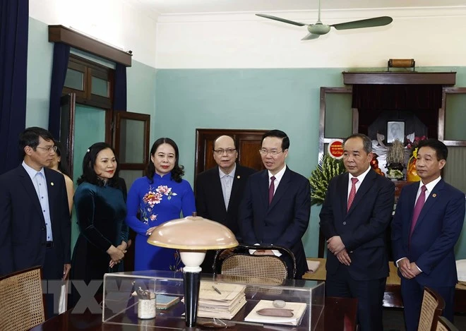 Chủ tịch nước Võ Văn Thưởng thăm nơi ở và nơi làm việc của Chủ tịch Hồ Chí Minh. Ảnh: TTXVN