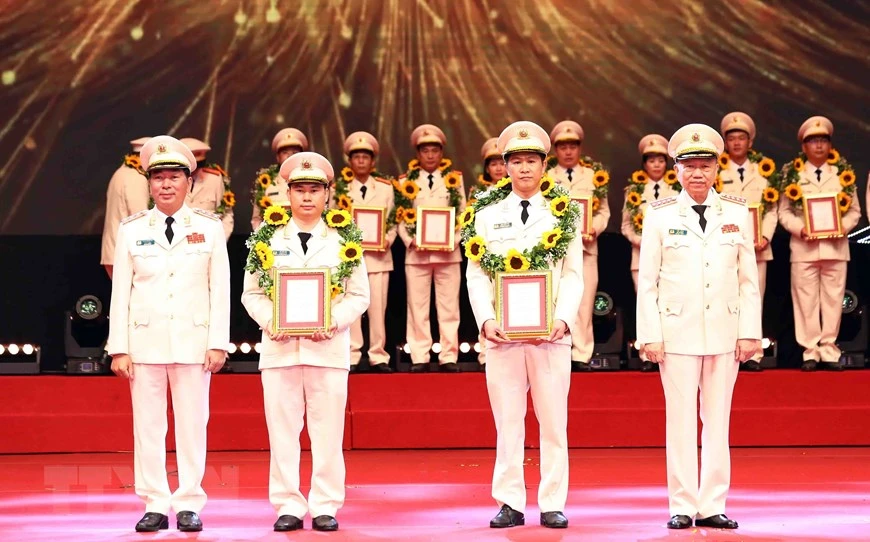 Đại tướng Tô Lâm, Bộ trưởng Công an và Thượng tướng Trần Quốc Tỏ, Thứ trưởng Bộ Công an tuyên dương các gương điển hình tiên tiến trong học tập, thực tiễn Sáu điều Bác Hồ dạy.