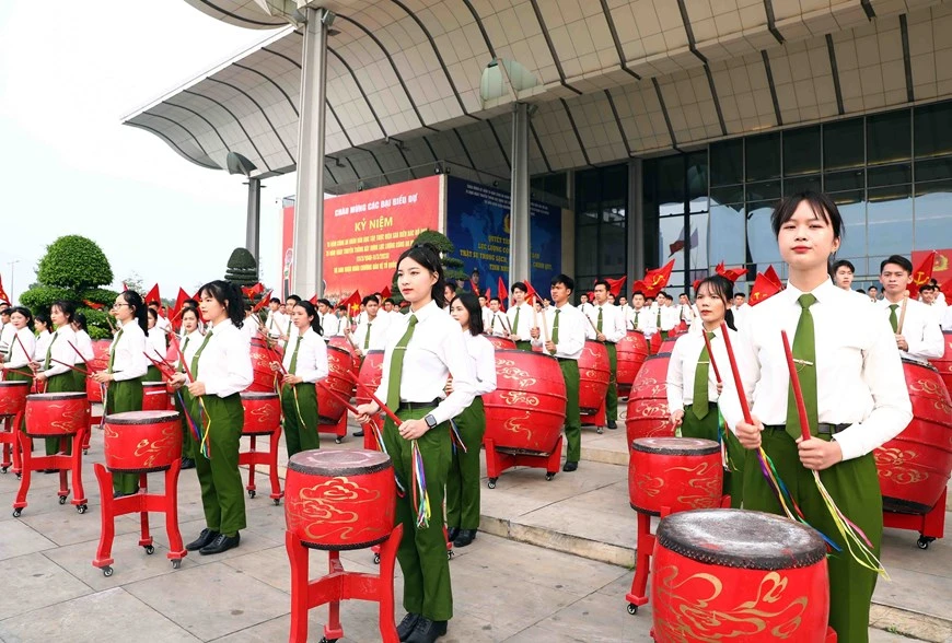 Tiết mục trống hội của các học viên cảnh sát nhân dân.