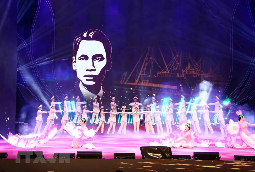 Chương trình biểu diễn nghệ thuật chào mừng buổi lễ.