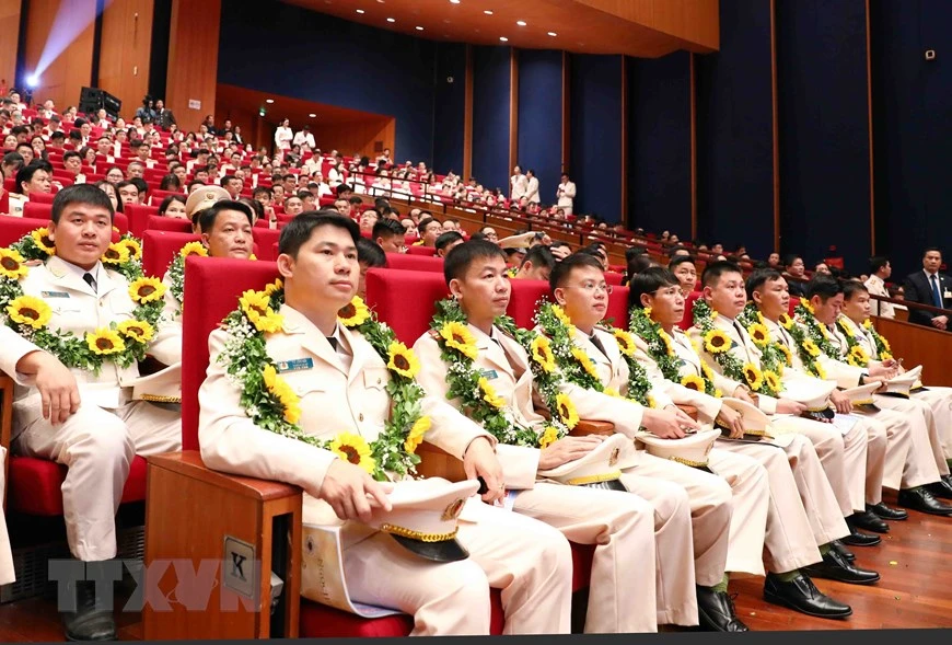 Các đại biểu tham dự buổi lễ.